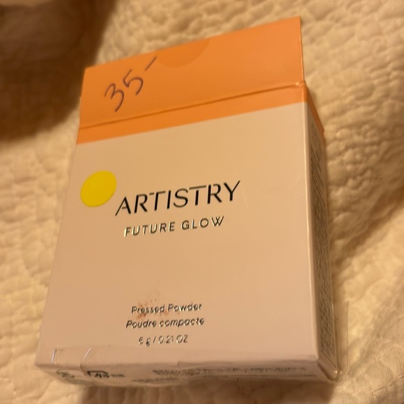 Great pressed powder applies easily - Picture 1 of 2